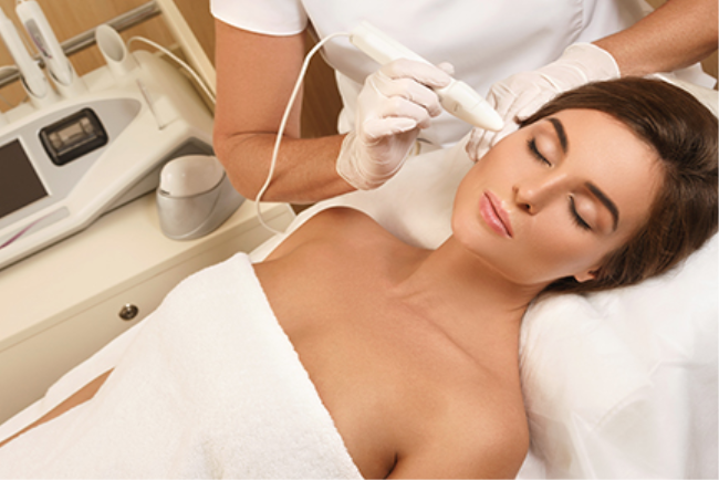 אישה עוברת טיפול אסתטי 